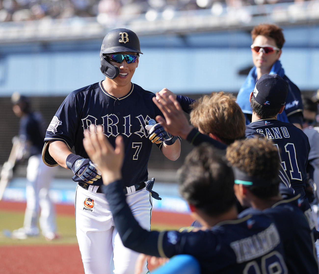 ロッテ対オリックス　7回表オリックス1死、右越えソロ本塁打を放った吉田正はナインと笑顔でハイタッチ（撮影・鈴木みどり）
