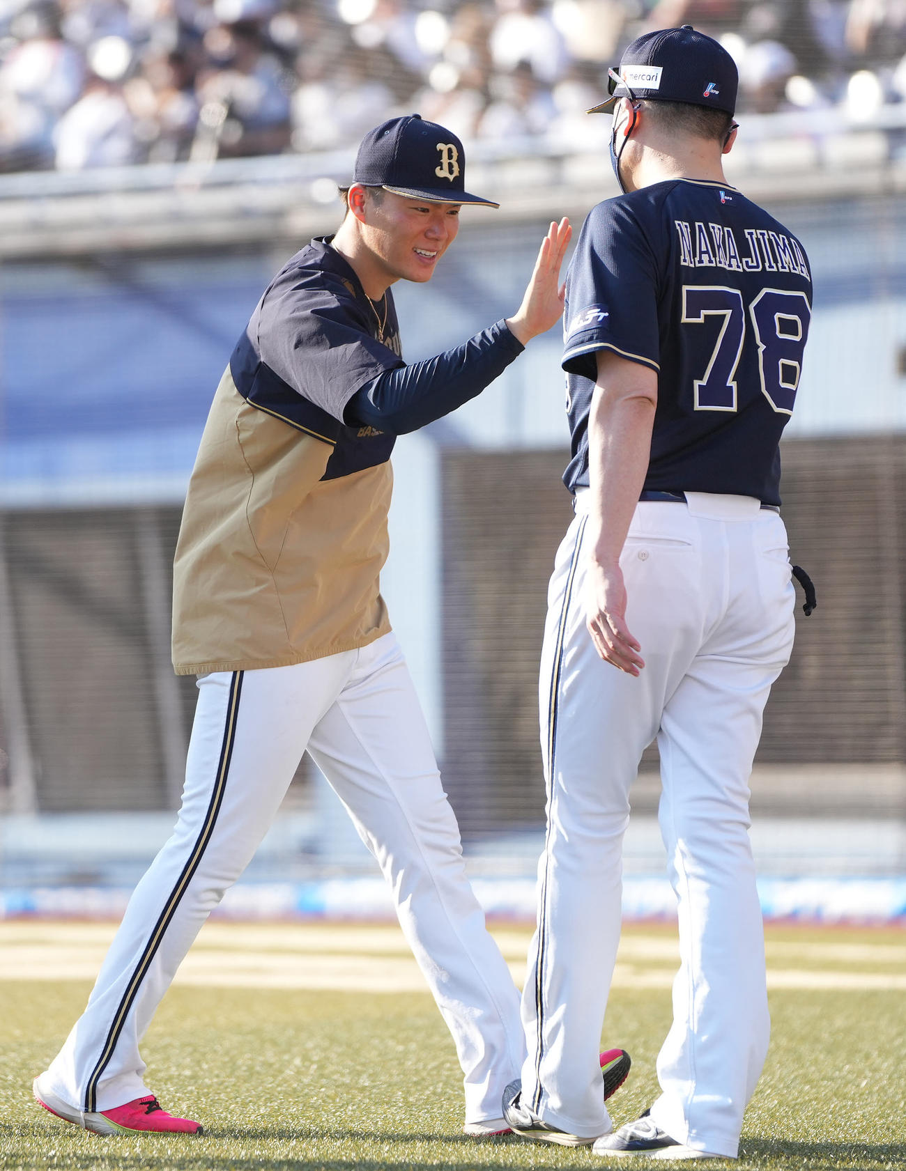 ロッテ対オリックス　8回無失点で8勝目のオリックス山本（左）は中嶋監督とタッチを交わす（撮影・鈴木みどり）