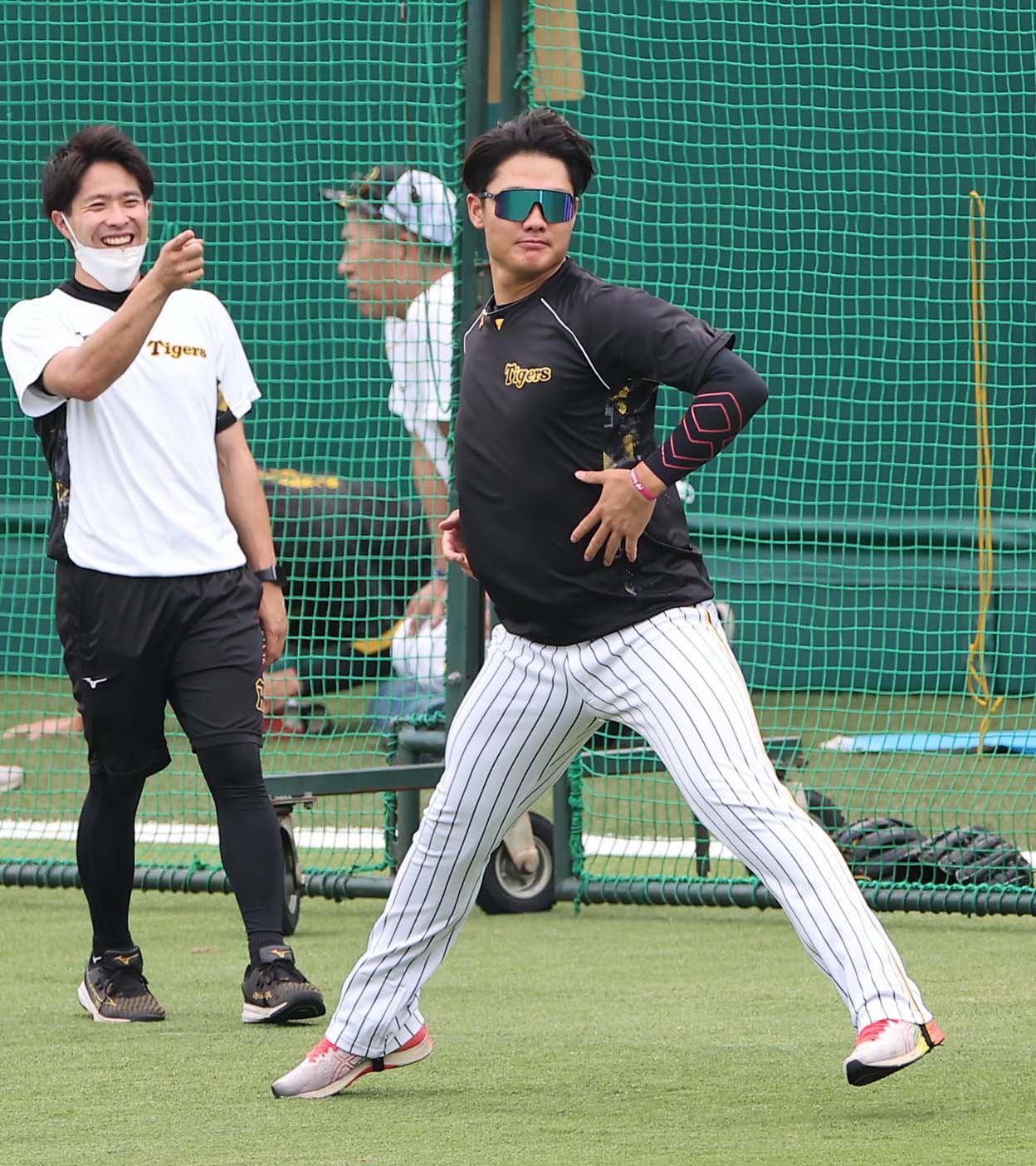 阪神対中日　西純は投球フォームを確認する（撮影・上田博志）