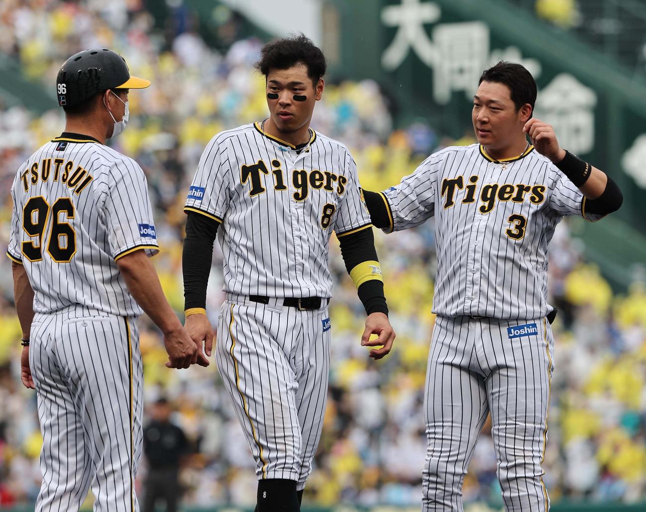 阪神対中日　1回の攻撃を終え筒井コーチ（左）と話す佐藤輝（中央）と大山（撮影・上田博志）