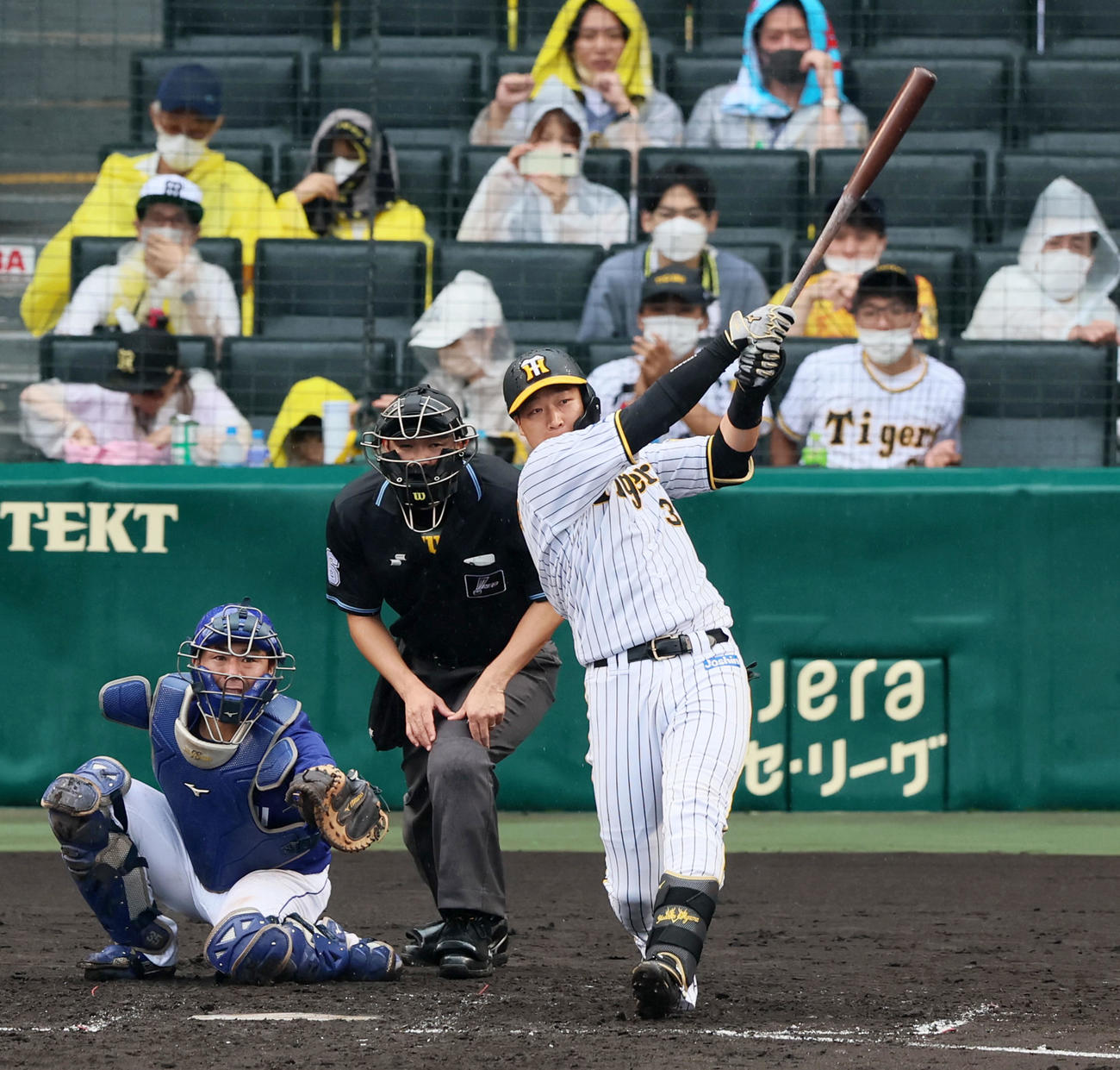 阪神対中日　2回裏阪神2死満塁、大山は左へ適時二塁打を放つ（撮影・加藤哉）