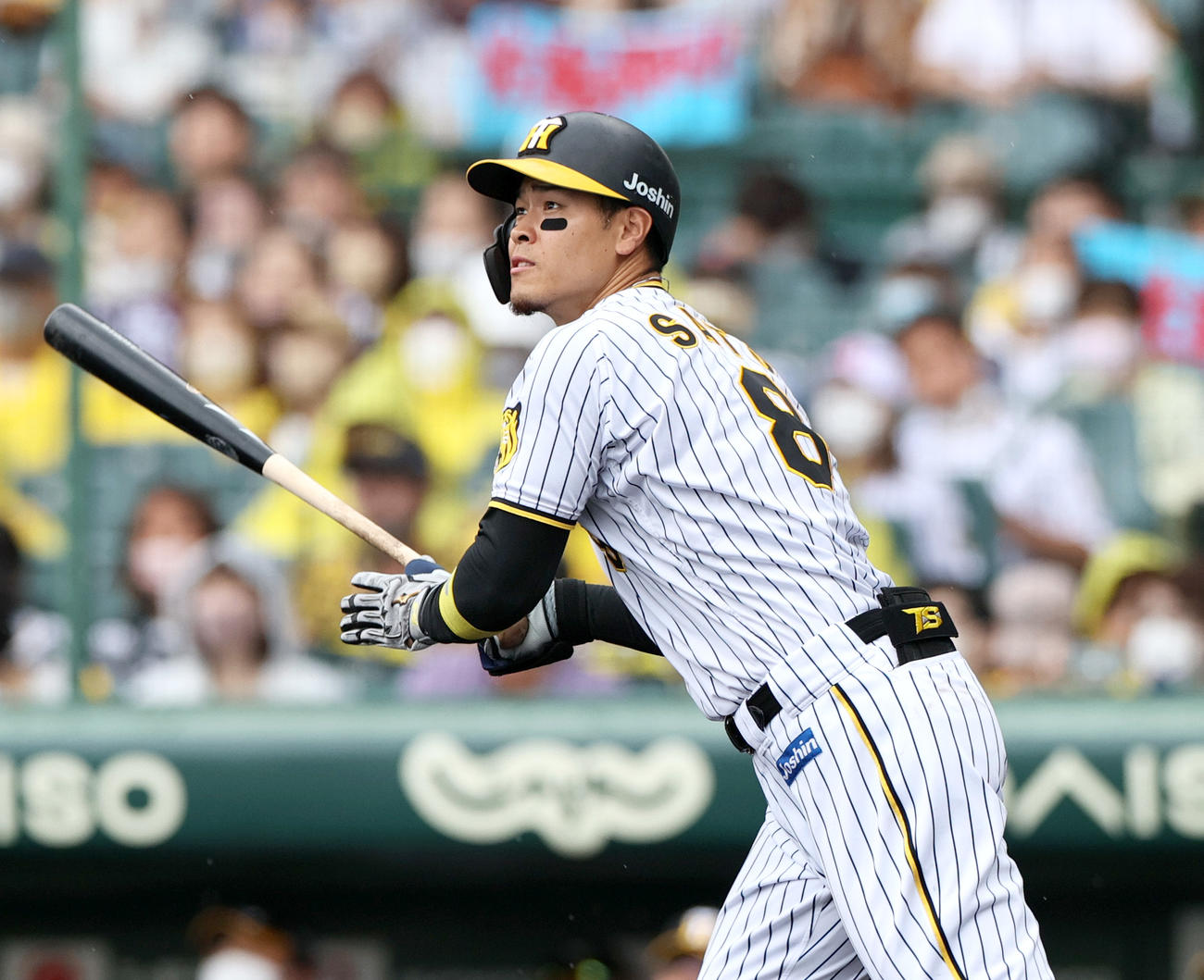 阪神対中日　4回裏阪神1死二塁、佐藤輝は左に適時二塁打を放つ（撮影・上山淳一）