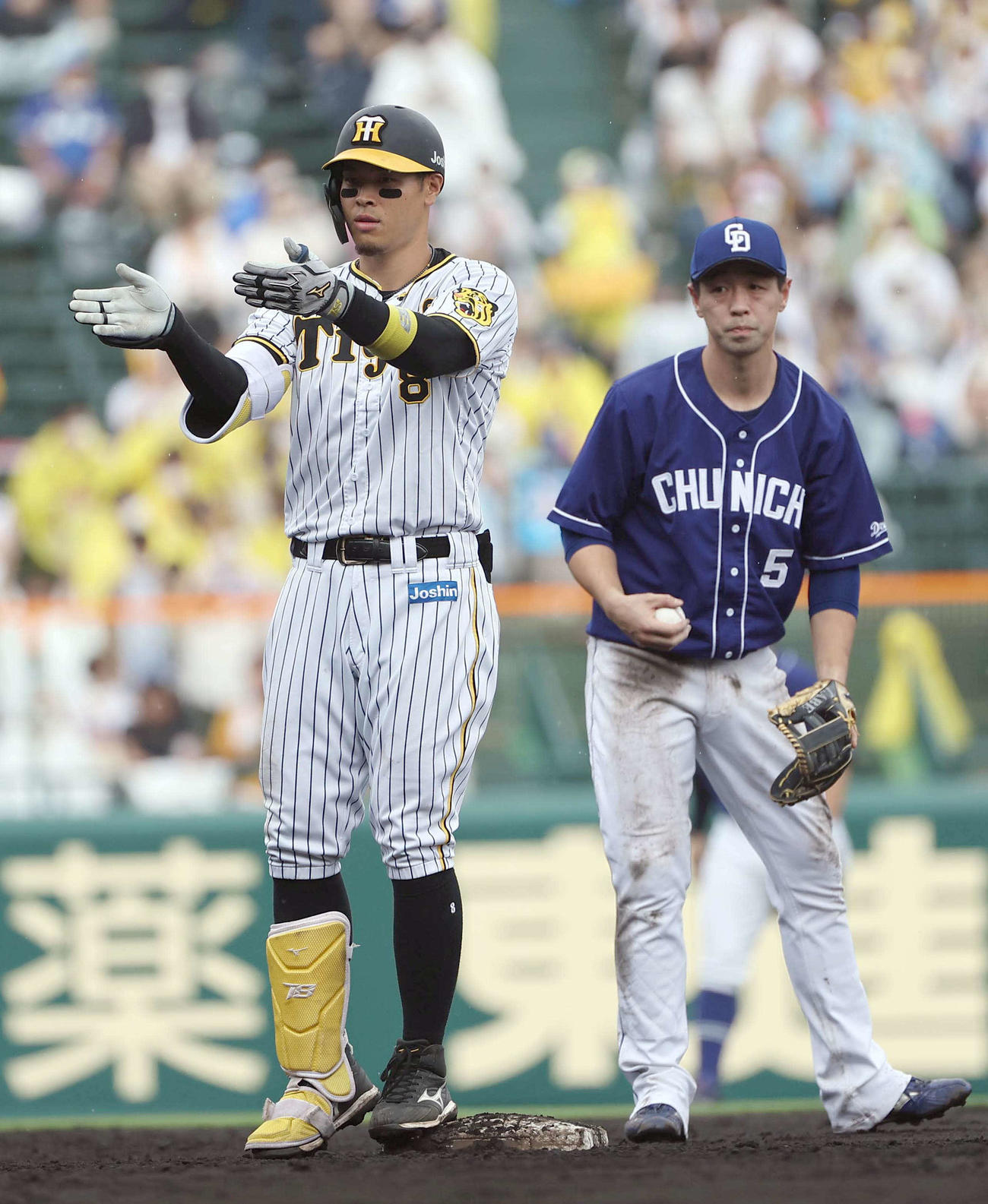 阪神対中日　4回裏阪神1死二塁、佐藤輝は左中間へ適時二塁打を放ちポーズを決める（撮影・上田博志）