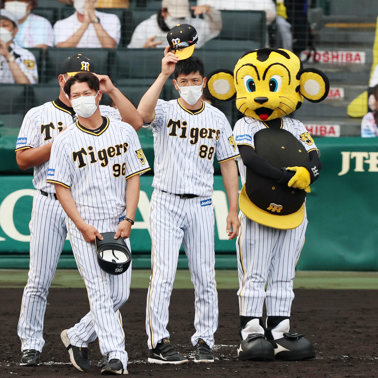 阪神対中日　中日に勝利しグラウンドあいさつする矢野監督（撮影・加藤哉）