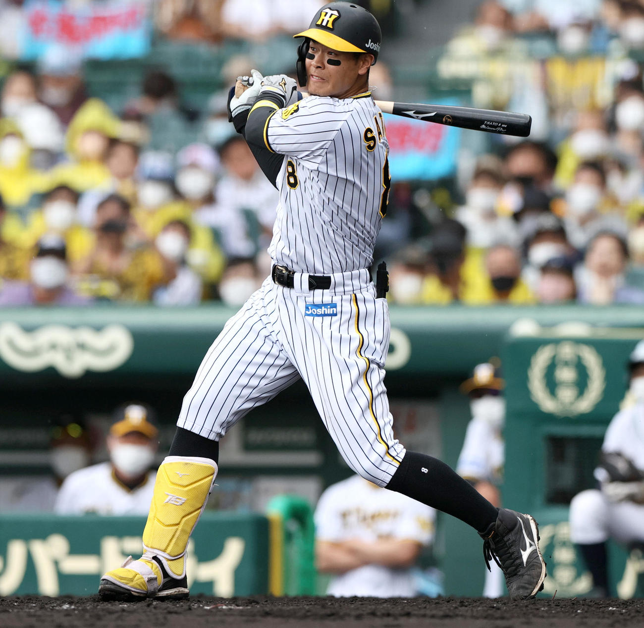阪神対中日　4回裏阪神1死二塁、佐藤輝は左に適時二塁打を放つ（撮影・上山淳一）