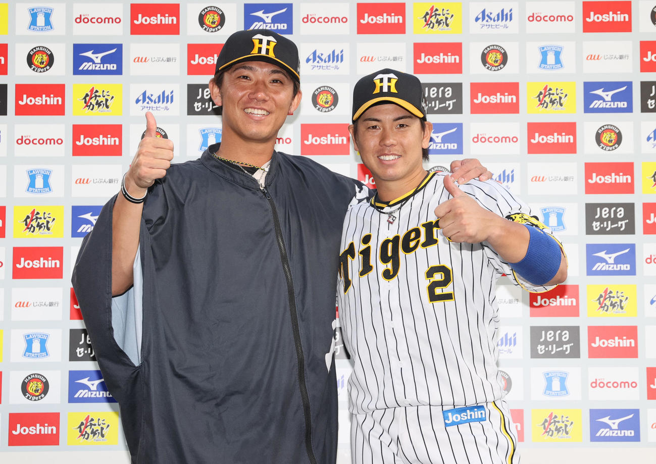 阪神対中日　ヒーローインタビュー後、笑顔でポーズを決める阪神伊藤将（左）と梅野（撮影・上山淳一）
