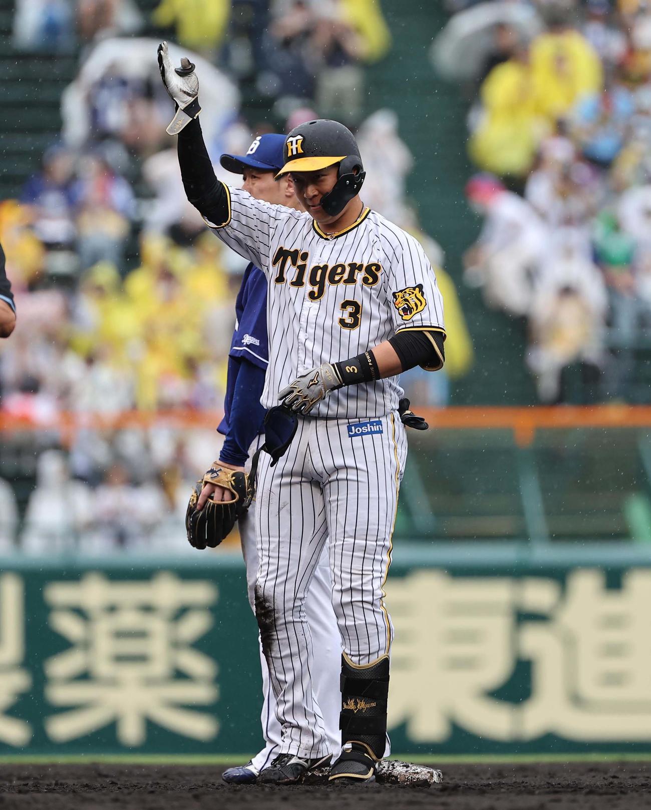 阪神対中日　2回裏阪神2死満塁、大山は左へ2点適時二塁打を放つ（撮影・上田博志）