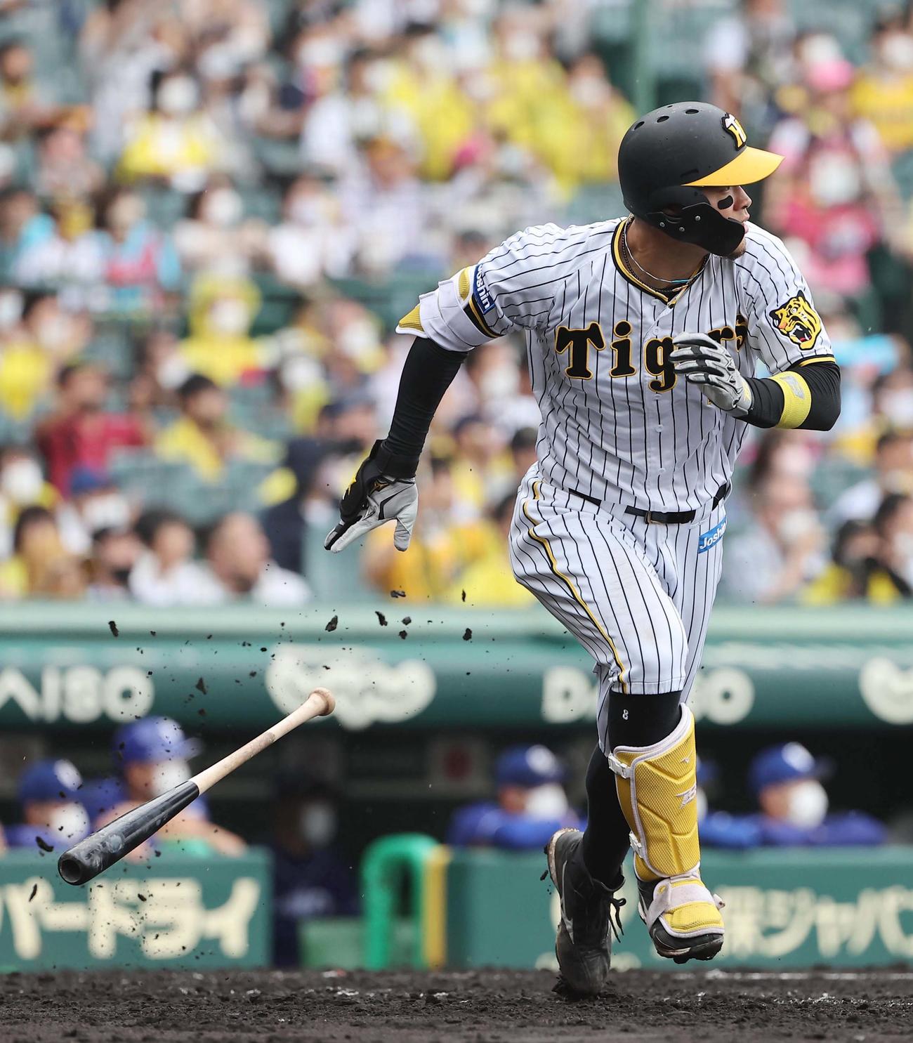 阪神対中日　4回裏阪神1死二塁、佐藤輝は左中間へ適時二塁打を放つ（撮影・上田博志）
