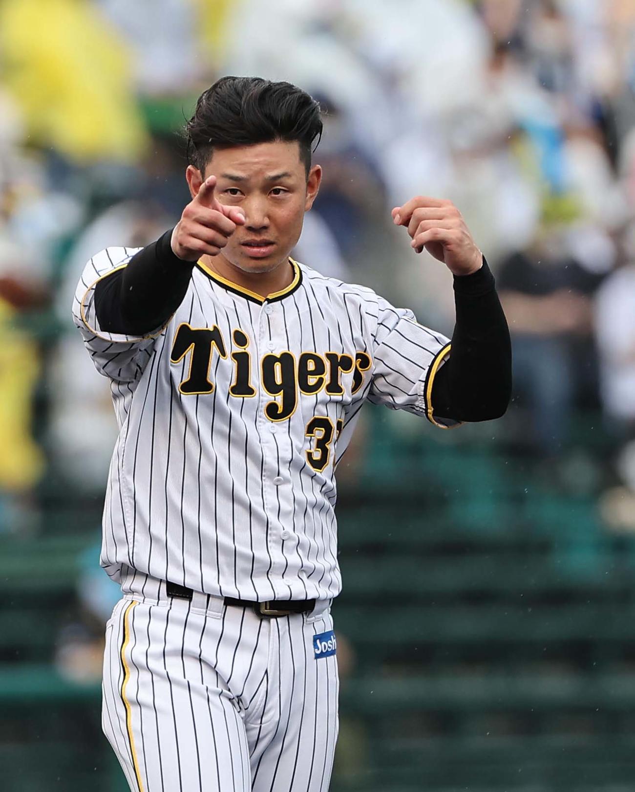 阪神対中日　1回裏阪神2死満塁、右前に先制適時打を放ちナインにアピールする糸原（撮影・上田博志）