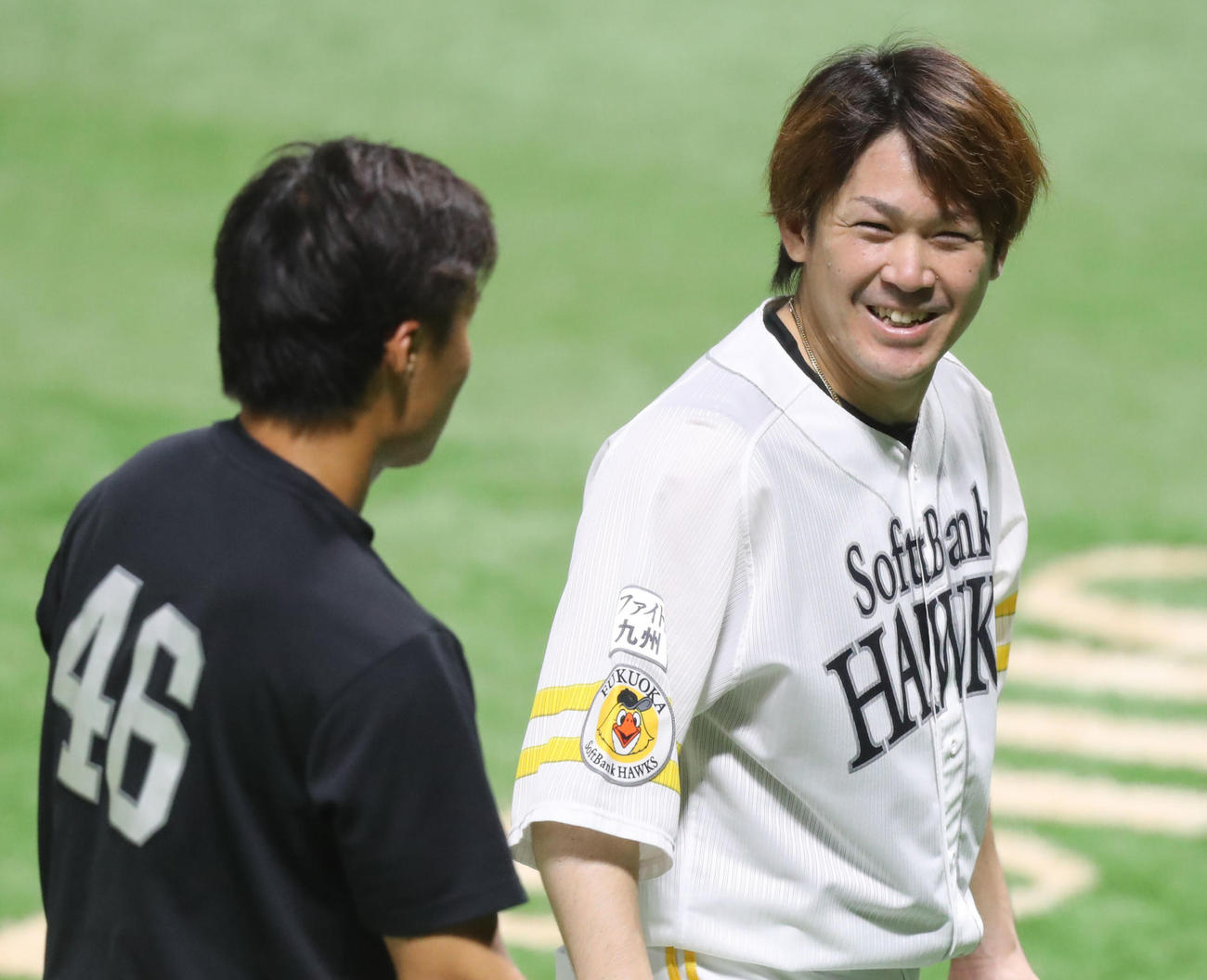 試合前、川原田（左）と笑顔で話をする甲斐（撮影・屋方直哉）