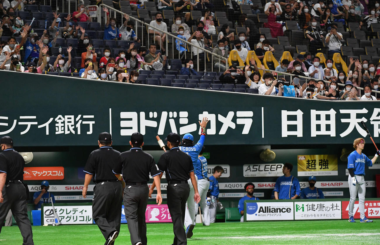 ソフトバンク対日本ハム　メンバー表交換を終え、スタンドのファンに手を振りながら引き揚げる新庄監督（撮影・岩下翔太）
