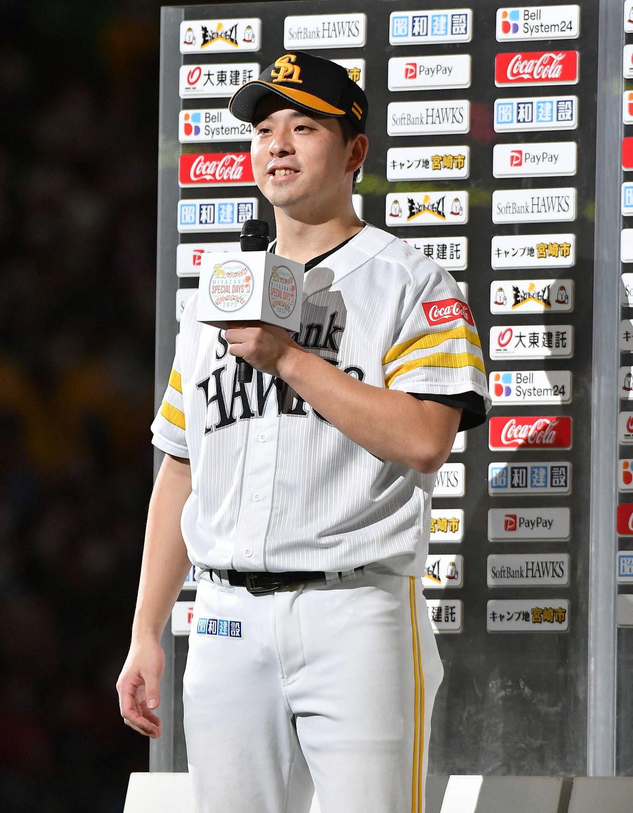 ソフトバンク対日本ハム　完封で5勝目を挙げ、笑顔でヒーローインタビューに答える大関（撮影・岩下翔太）