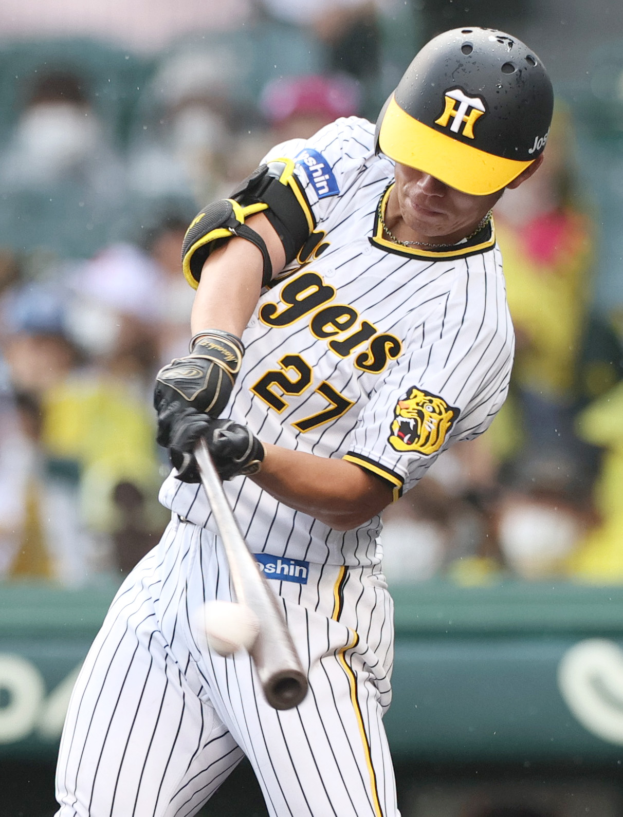 阪神対中日　4回裏阪神2死満塁、伊藤将司は右前2点適時打を放つ（撮影・上山淳一）