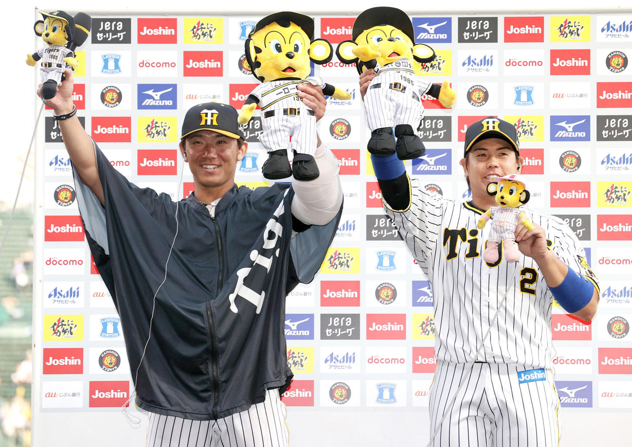 阪神対中日　ヒーローインタビューで「明日も勝つばい！」とさけぶ阪神伊藤将（左）と梅野（撮影・上山淳一）