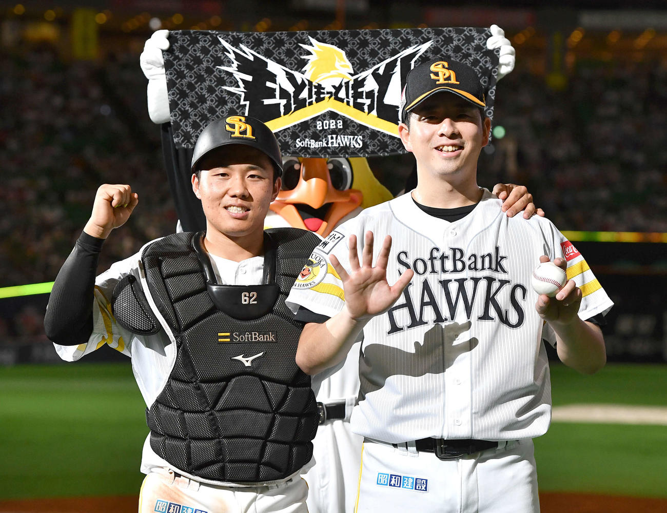 ソフトバンク対日本ハム　完封で5勝目を挙げ、ウイニングボールを手に海野（左）と笑顔で記念撮影する大関（撮影・岩下翔太）