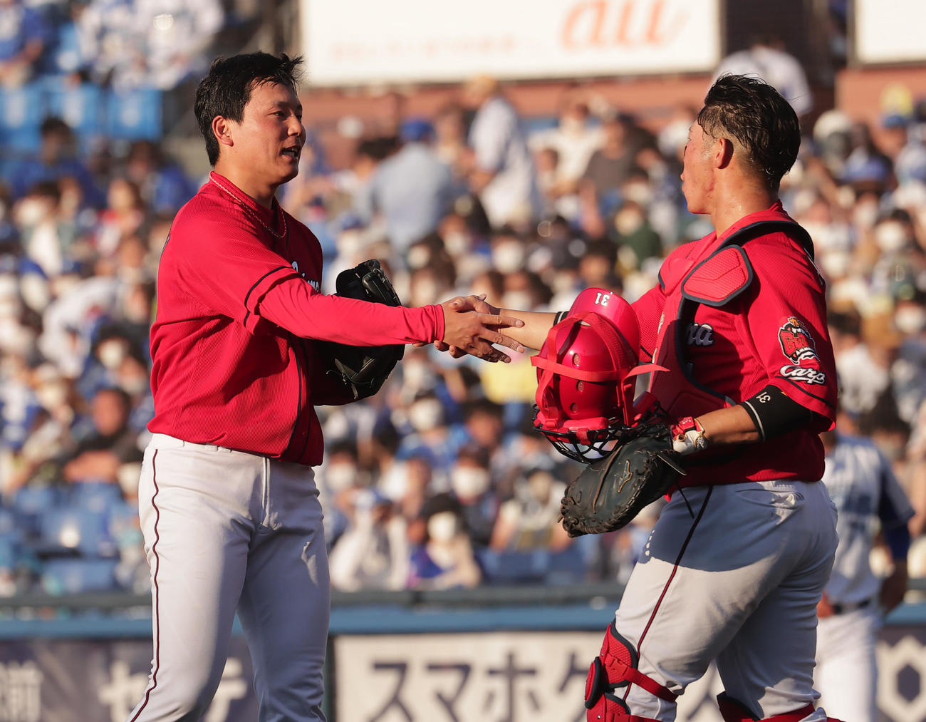DeNA対広島　坂倉（右）と勝利を喜び合う広島栗林（撮影・野上伸悟）