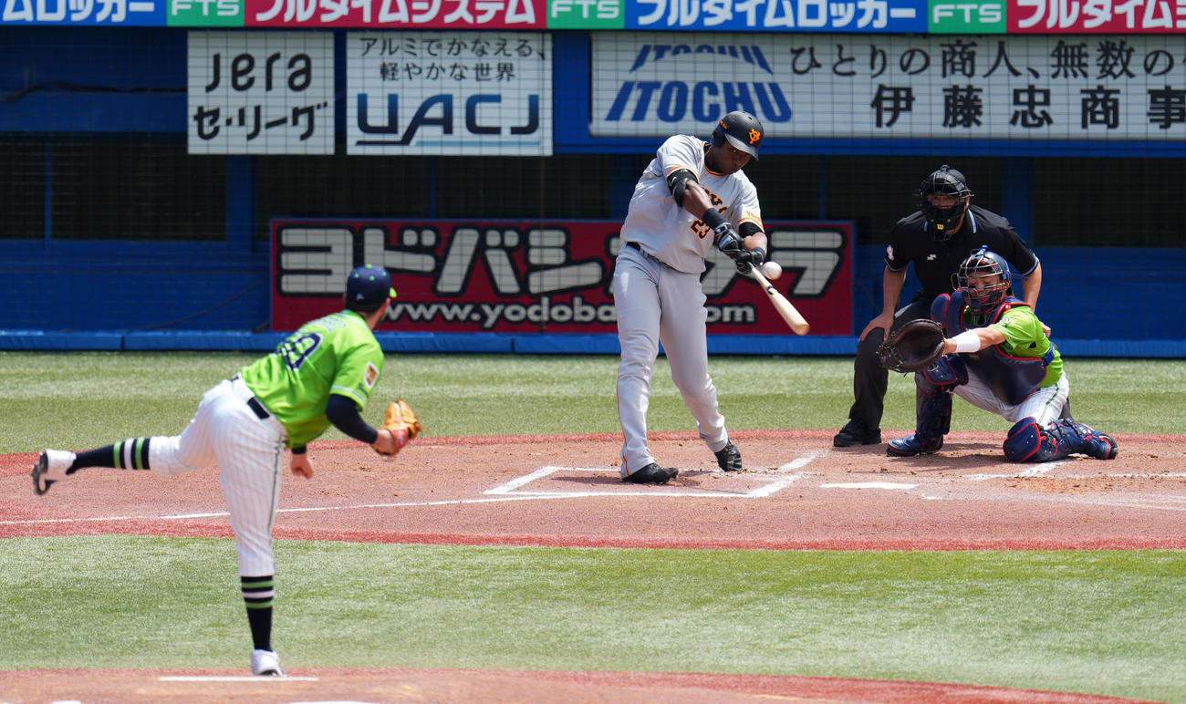 ヤクルト対巨人　1回表巨人1死一、三塁、中前適時打を放つポランコ（撮影・横山健太）
