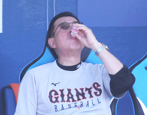 ヤクルト対巨人　試合前、ヤクルトを飲み干す原監督（撮影・狩俣裕三）