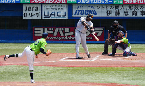 ヤクルト対巨人　1回表巨人1死一、三塁、中前適時打を放つポランコ（撮影・横山健太）