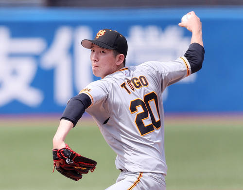 ヤクルト対巨人　力投する巨人先発の戸郷（撮影・鈴木正人）