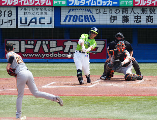 ヤクルト対巨人　1回裏ヤクルト2死一、二塁、右前適時打を放つ青木（撮影・横山健太）