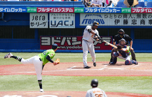 ヤクルト対巨人　3回表巨人無死満塁、右前適時打を放つポランコ（撮影・横山健太）