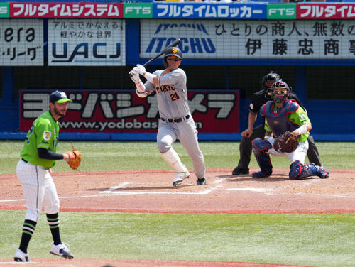 ヤクルト対巨人　3回表巨人無死満塁、中前適時打を放つ大城（撮影・横山健太）