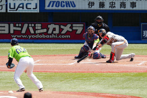 ヤクルト対巨人　3回表巨人1死満塁、スクイズを空振りする戸郷（撮影・横山健太）