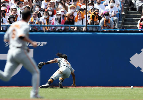 ヤクルト対巨人　3回表巨人1死二塁、山田の適時打で後逸するウォーカー（撮影・狩俣裕三）