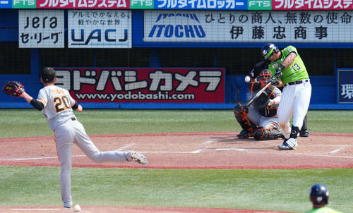 ヤクルト対巨人　3回裏ヤクルト2死一、二塁、中前適時打を放つオスナ（撮影・横山健太）