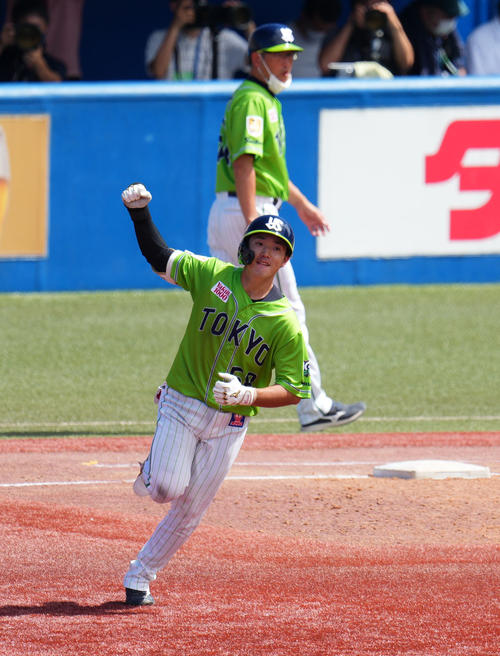 ヤクルト対巨人　3回裏ヤクルト2死一、三塁、右越え3点本塁打を放ちガッツポーズする長岡（撮影・横山健太）