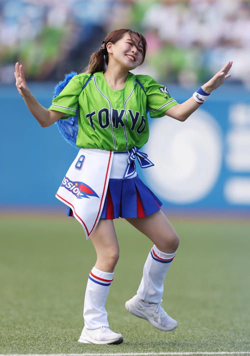 ヤクルト対巨人　5回表を終え、ツバメダンスで盛り上げるPassionのメンバー（撮影・狩俣裕三）