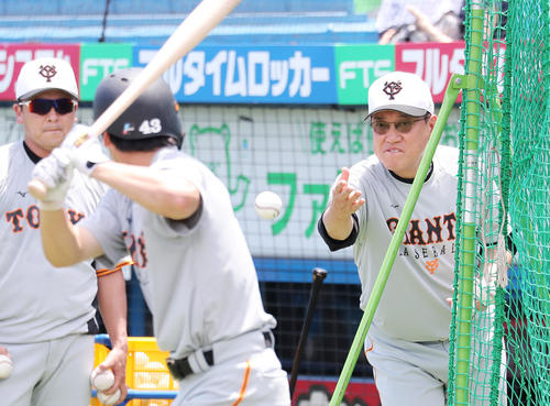 ヤクルト対巨人　重信慎之介（左）にトスする巨人原監督（撮影・鈴木正人）
