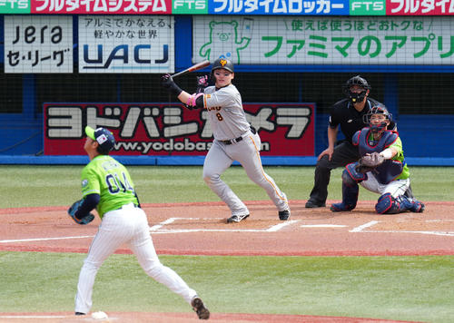 ヤクルト対巨人　6回表巨人2死、中越え本塁打を放つ丸（撮影・横山健太）