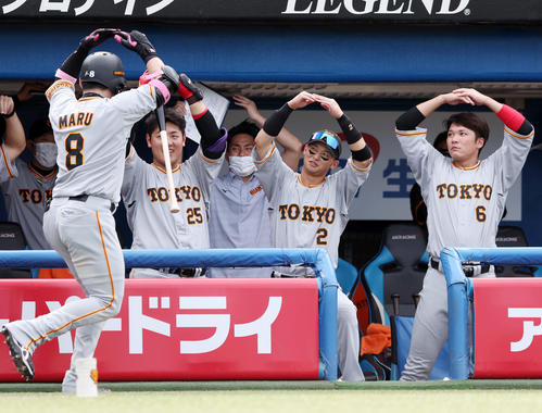 ヤクルト対巨人　6回表巨人2死、ソロ本塁打を放った丸（手前）を迎える坂本（右端）ら巨人の選手たち（撮影・狩俣裕三）