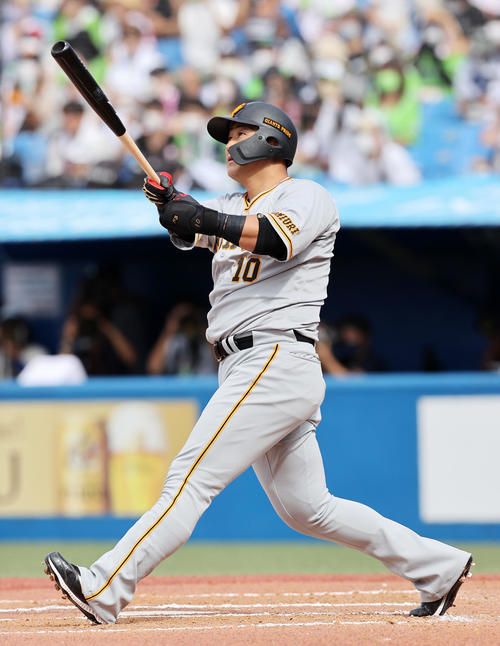 ヤクルト対巨人　6回表巨人1死、中田は左越えソロ本塁打を放つ（撮影・鈴木正人）