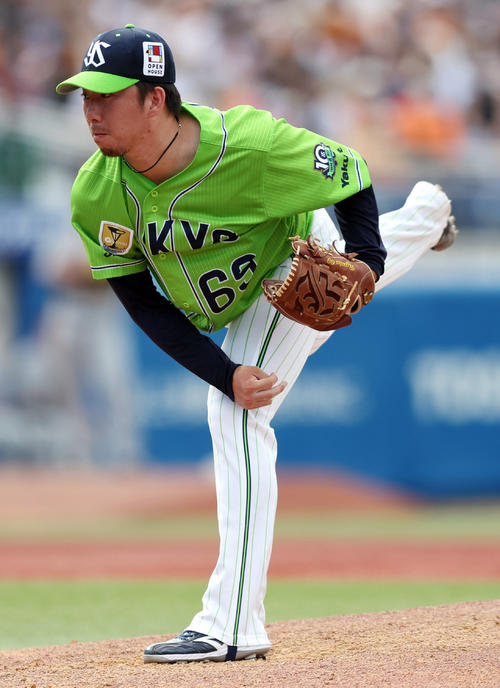 ヤクルト対巨人　7回表から登板する今野（撮影・狩俣裕三）