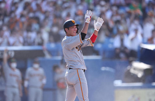 ヤクルト対巨人　7回表巨人2死一、二塁、生還した後、適時打を放った中島に拍手を送る坂本（撮影・狩俣裕三）