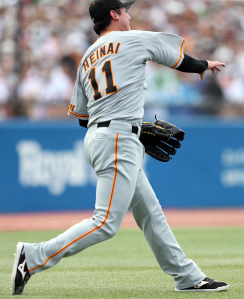 ヤクルト対巨人　8回裏ヤクルト無死一塁、山崎のバント処理後、二塁へ悪送球する平内（撮影・狩俣裕三）