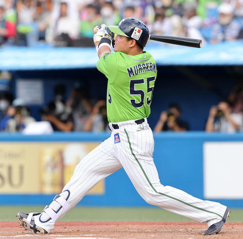 ヤクルト対巨人　8回裏ヤクルト1死一、三塁、村上は中越え3点本塁打を放つ（撮影・鈴木正人）