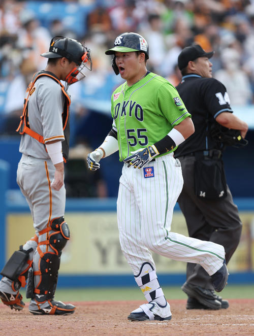 ヤクルト対巨人　8回裏ヤクルト1死一、三塁、3点本塁打を放ち、ほえる村上。左は大城（撮影・狩俣裕三）