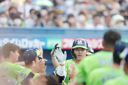 ヤクルト対巨人　8回裏ヤクルト1死一、三塁、3点本塁打を放ち、ベンチに迎えられる村上（撮影・狩俣裕三）