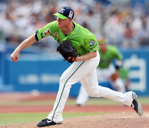 ヤクルト対巨人　9回表から登板するマクガフ（撮影・狩俣裕三）