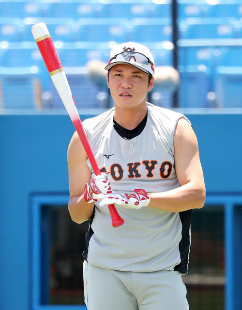 ヤクルト対巨人　打撃練習する巨人坂本（撮影・鈴木正人）