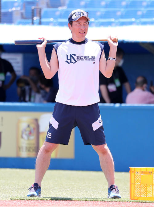 ヤクルト対巨人　練習を見つめるヤクルト高津監督（撮影・鈴木正人）