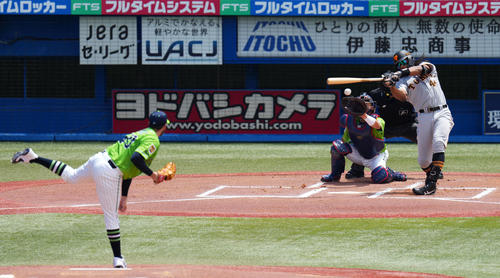 ヤクルト対巨人　1回表巨人無死一、二塁、左前適時打を放つウォーカー（撮影・横山健太）