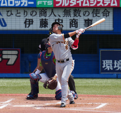 ヤクルト対巨人　1回表巨人無死満塁、右犠飛を放つ坂本（撮影・横山健太）