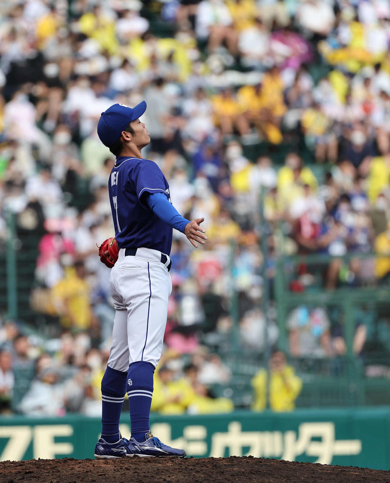阪神対中日　3番手でマウンドに上がった根尾は甲子園球場の空気を大きく吸いこんだ（撮影・上田博志）