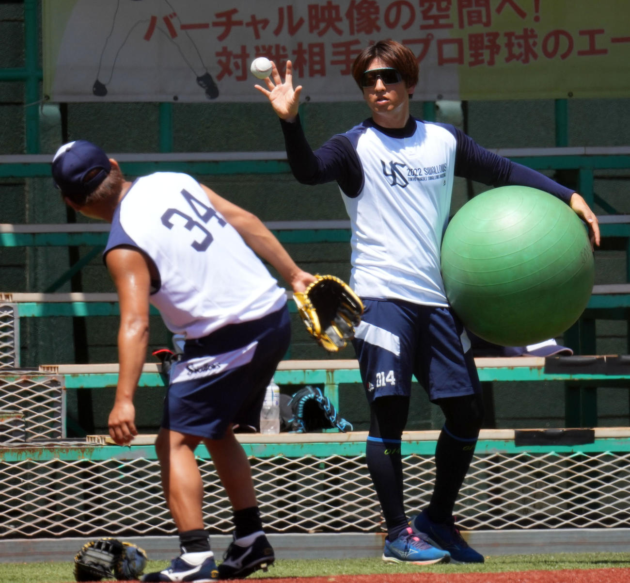 ヤクルト対巨人　トレーニングをするヤクルト小沢怜史（撮影・横山健太）