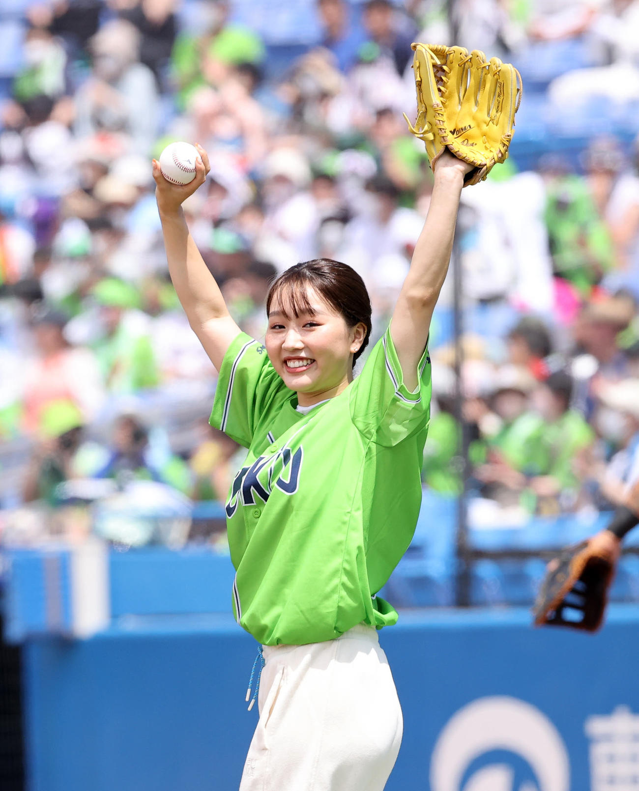 ヤクルト対巨人　始球式前、笑顔を見せるフィギュアスケートの樋口新葉（撮影・鈴木正人）
